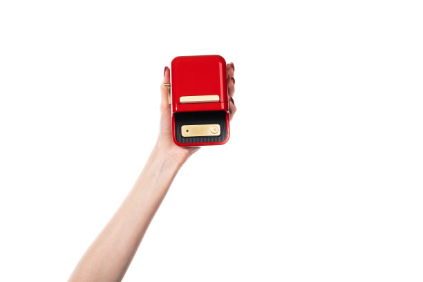 小型红色打印机，用于打印白色背景上的标签。图片下载