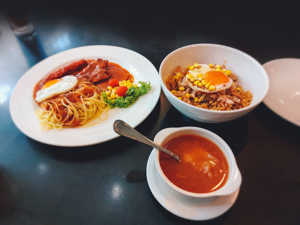 食物包括猪排配意大利面、猪肉丝炒饭和罗宋汤图片下载