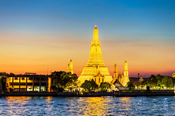 黄昏时分，曼谷的笏阿伦寺图片下载