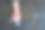 手里拿着小红礼盒的女人。图片下载
