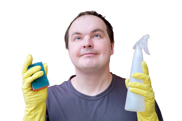 快乐的清洁工戴着黄手套，肖像在工作室孤立在一个白色的背景图片下载