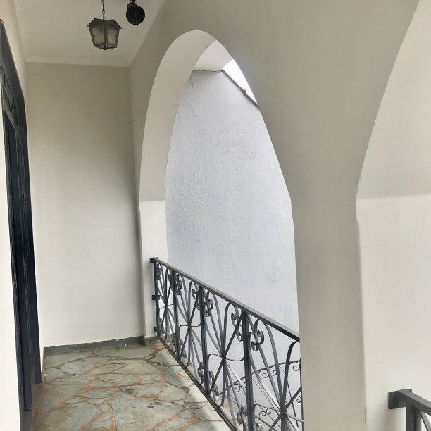 带拱的房屋阳台图片下载