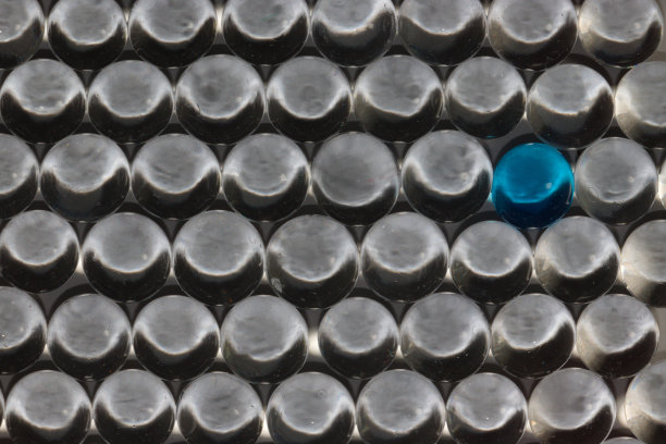 打破灰色抽象珠子的图案和一个蓝色突出的背景，创造性的现代设计图片下载