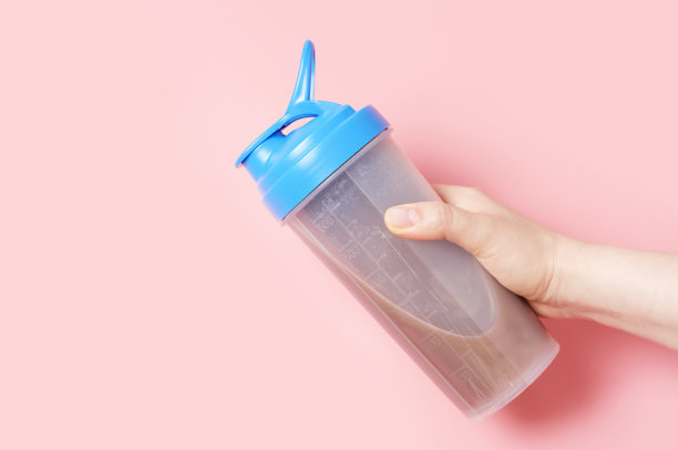 女性手握着一个粉底蛋白奶昔摇壶。图片下载