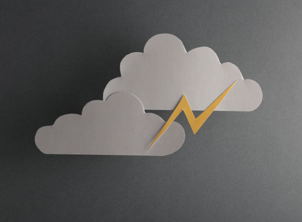 剪纸灰色的云与闪电在灰色的背景图片下载