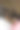 一只灰色的缅因库恩猫正在一张白色的床上休息图片下载