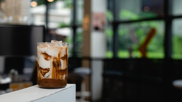 早上用咖啡机煮黑咖啡图片下载