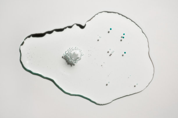 含有蓝色颗粒的化妆品样品滴图片下载