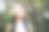 年轻漂亮的女人在森林里美丽的大自然中感到神清气爽图片下载