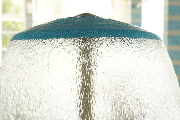 在全景窗的背景上有一个游泳池，屋顶上有一个装饰蘑菇与瀑布的特写。有空间复制。高质量照片图片下载