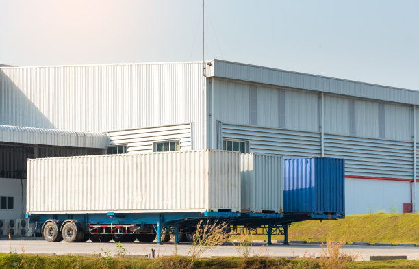 拖车上等待装载的集装箱图片下载