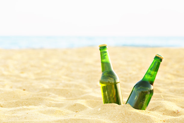 沙滩上的啤酒瓶图片下载