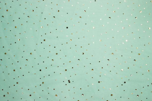 金色的星星和月亮在绿色的背景使用的生日主题。图片下载