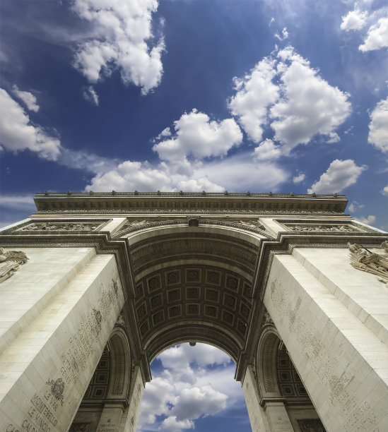 法国巴黎，凯旋门(背景是乌云密布的天空)图片下载