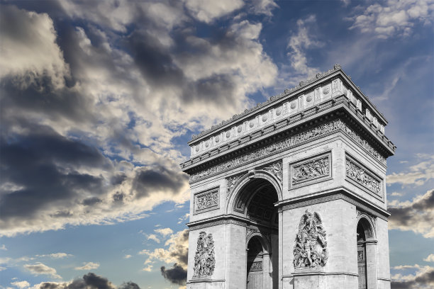 法国巴黎，凯旋门(背景是乌云密布的天空)图片下载