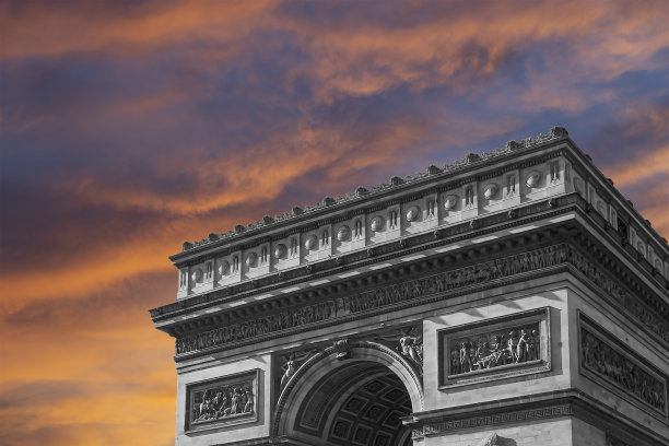 法国巴黎，凯旋门(背景是乌云密布的天空)图片下载