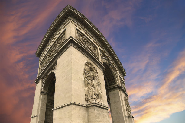 法国巴黎，凯旋门(背景是乌云密布的天空)图片下载