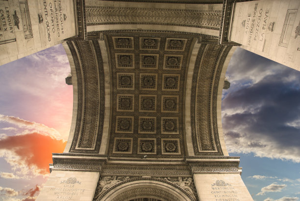 法国巴黎，凯旋门(背景是乌云密布的天空)图片下载