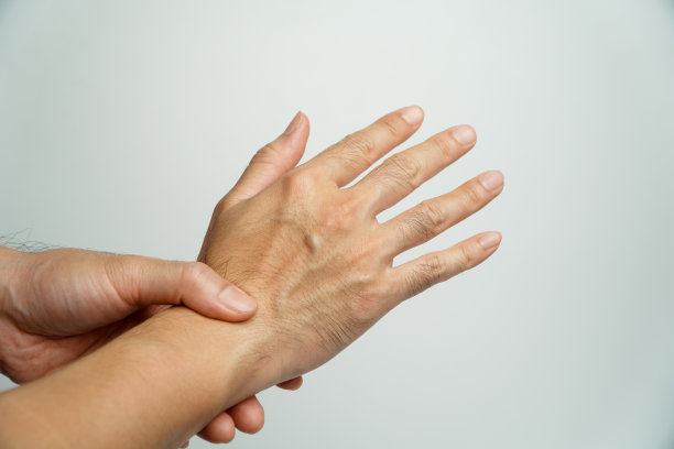 医疗保健理念。亚洲男子患办公室综合症，手关节疼痛。腕管综合症。图片下载