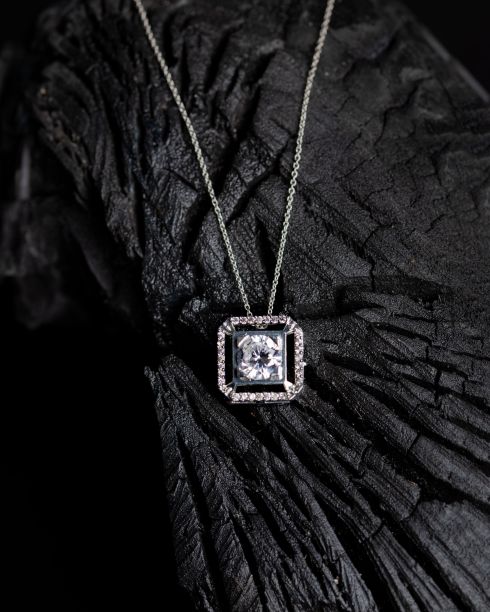 一个珍贵的特写镜头一个小吊坠，上面挂着一颗珍贵的宝石图片下载