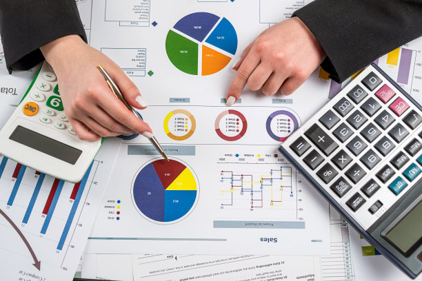 经理在办公室处理财务图表和年度分析研究文件图片下载