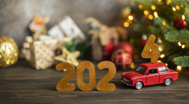 木制数字2024，玩具汽车上有数字4图片下载