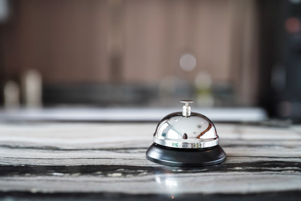 酒店前台有服务铃。前台呼叫服务铃。图片下载
