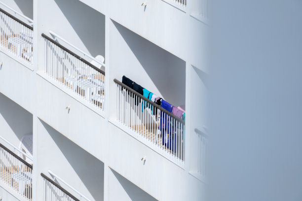 屋顶休闲：酒店阳台上晾晒衣服图片下载