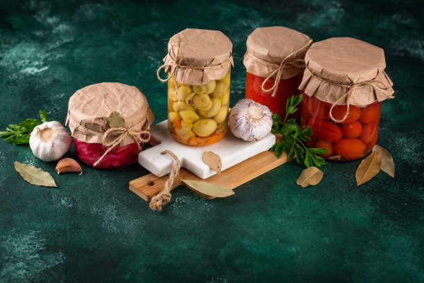 玻璃罐里的腌菜。图片下载