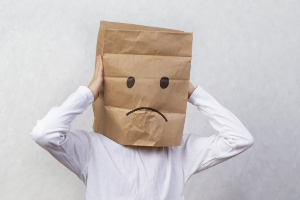 头上顶着纸板箱的孩子，还有悲伤的表情符号图片下载