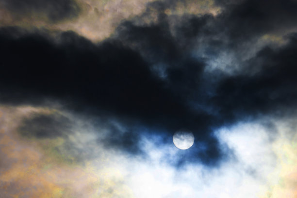 月亮在光明和乌云之间-自然图片下载