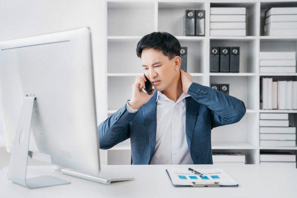 商人在家办公办公场所坐姿颈部疼痛办公室综合症的概念。图片下载