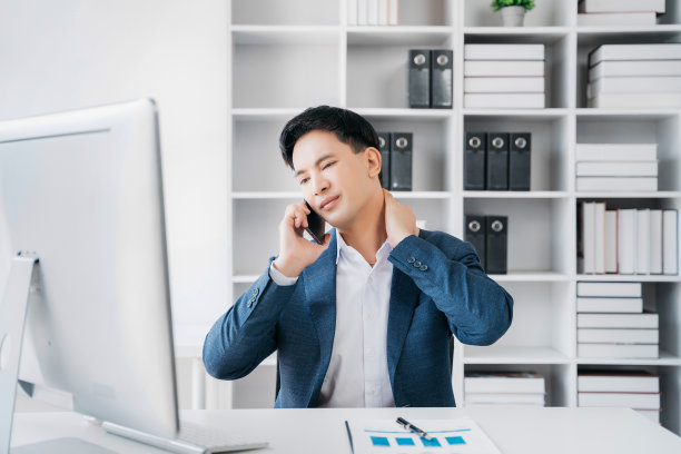 商人在家办公办公场所坐姿颈部疼痛办公室综合症的概念。图片下载