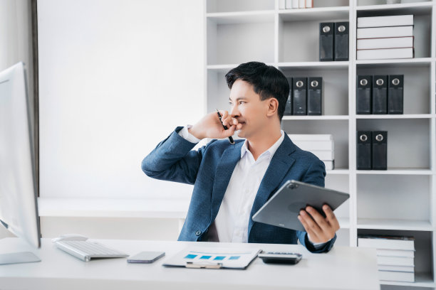 劳累过度，疲惫的商人，疲惫的男性。商务人士在家用笔记本电脑数码平板手机创业、经商、自由职业、压力观念。图片下载