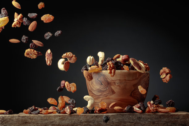 会飞的干果和坚果。图片下载