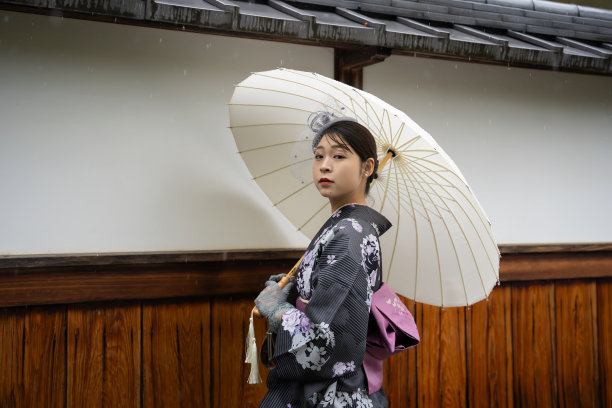 在下雨天看到一个穿着传统和服的美女。图片下载