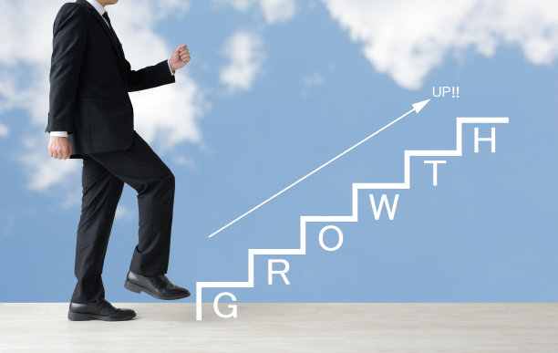 商人走着标有“成长”字样的台阶图片下载