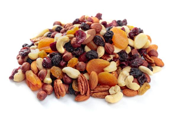 坚果和干果的混合物，孤立在白色背景上。图片下载