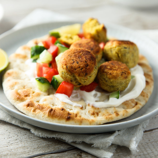 沙拉三明治配皮塔饼照片摄影图片