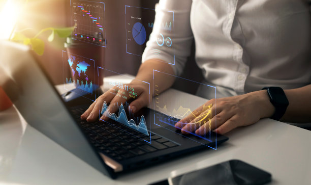 企业财务数据分析图。财务管理技术。在虚拟屏幕上使用KPI仪表板的顾问。图片下载