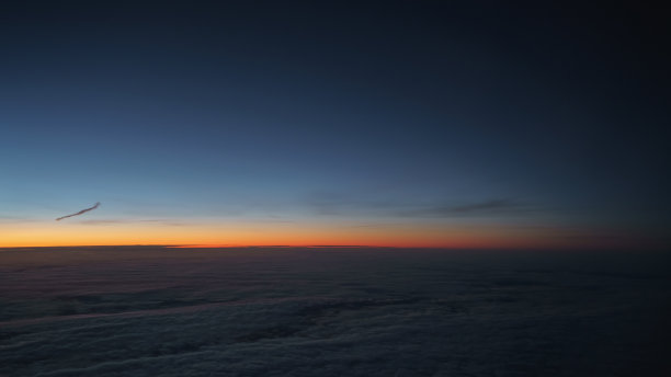 清晨在飞机上飞行时的云层图片下载