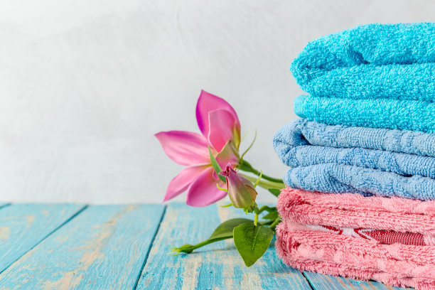 美丽的水疗组成的木桌与鲜花图片下载