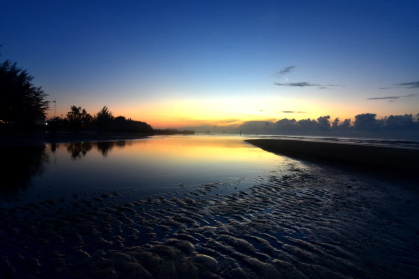 清晨沙滩上的那一刻图片下载