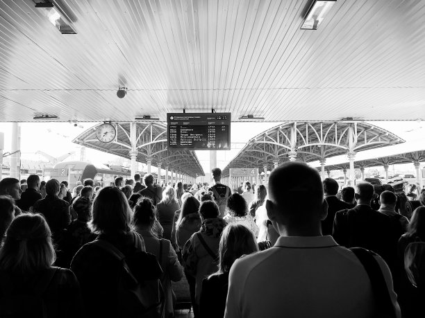 人们在车站等火车图片下载