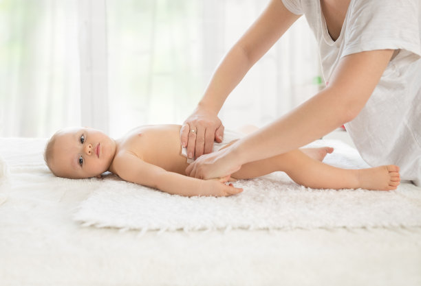 妈妈给她可爱的宝宝换尿布图片下载