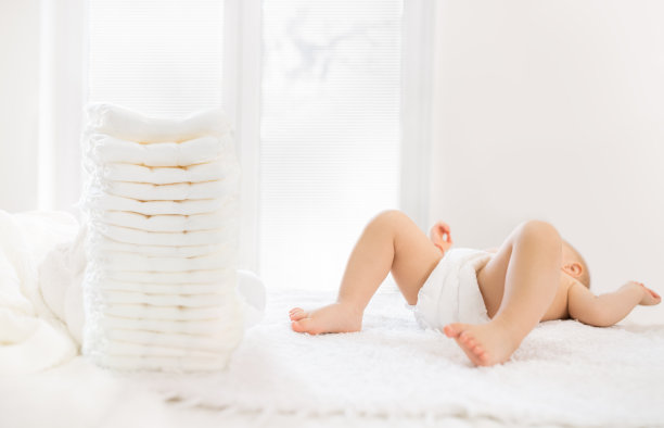 穿尿布的婴儿图片下载