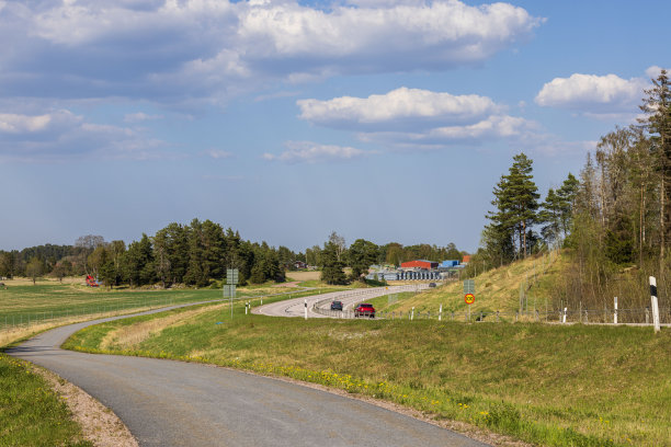 高速公路上的汽车和行人和骑自行车的柏油路的视图。瑞典。欧洲。图片下载
