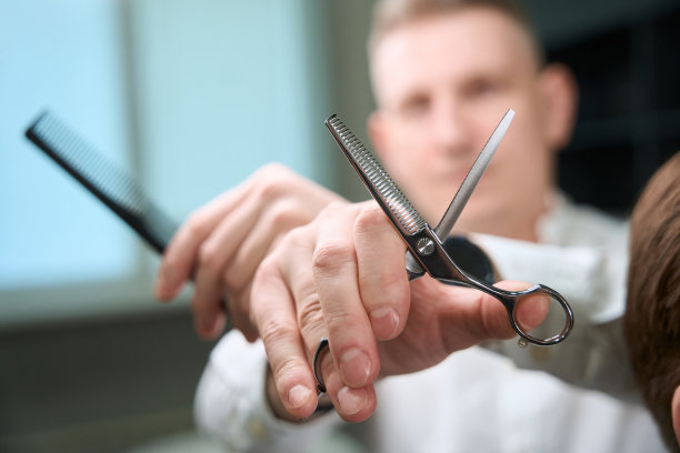 修剪剪刀和梳子的近景图片下载