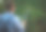 后视图男园丁在蓝色园艺工作制服，修剪，修剪和塑造黄杨，黄杨使用树篱剪刀图片下载