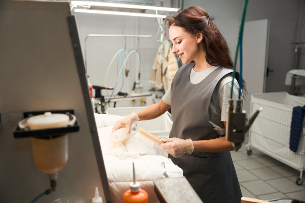 干洗服务的熟练工人识别和去除污渍图片下载
